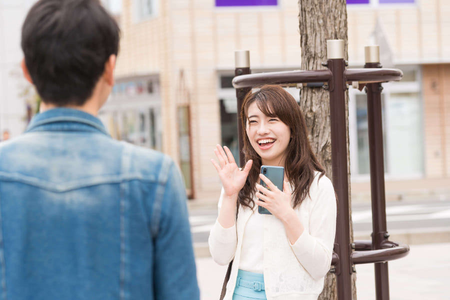 待ち合わせするカップル