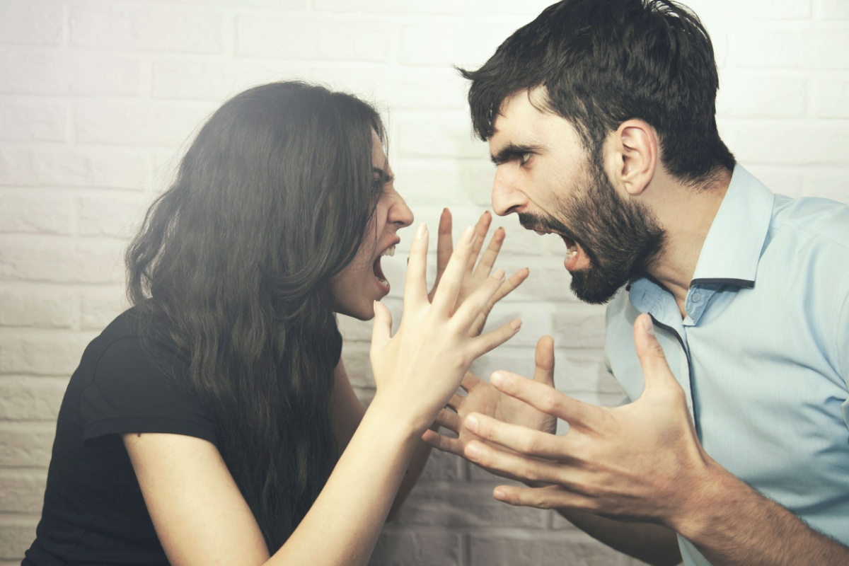 喧嘩をするカップル